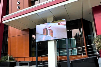 Как уличный LED-экран превратил фасад Pereflex в рекламную витрину